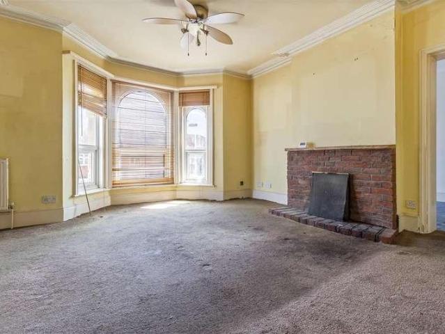 Flat for sale in Worthing, West Sussex