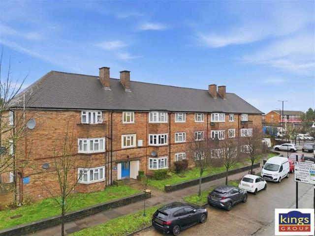 Flat for sale in Freezywater, Greater London