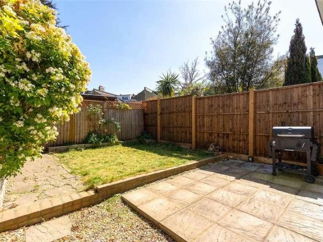 Flat for sale in Streatham, Greater London
