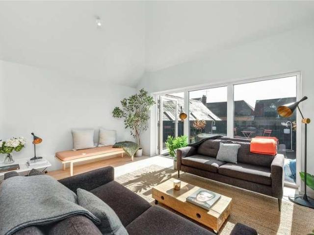Flat for sale in Farnham, Waverley