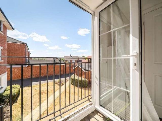 Flat for sale in Emmbrook, Wokingham