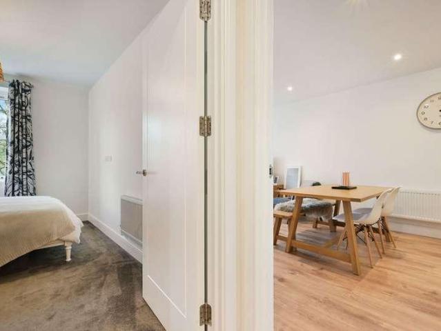 Flat for sale in Oxted, Hillview