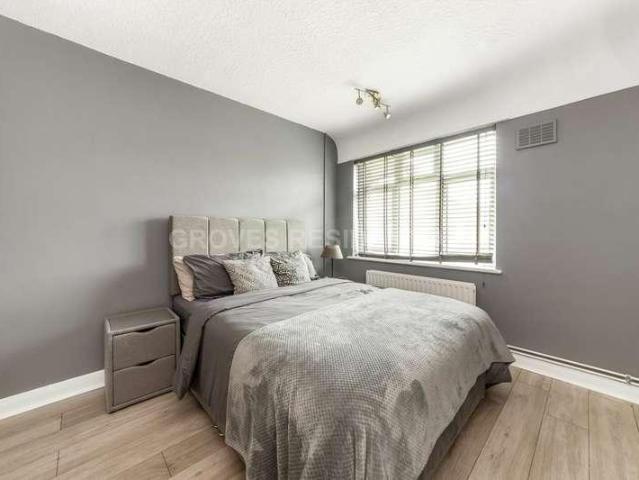 Flat for sale in New Malden, Greater London