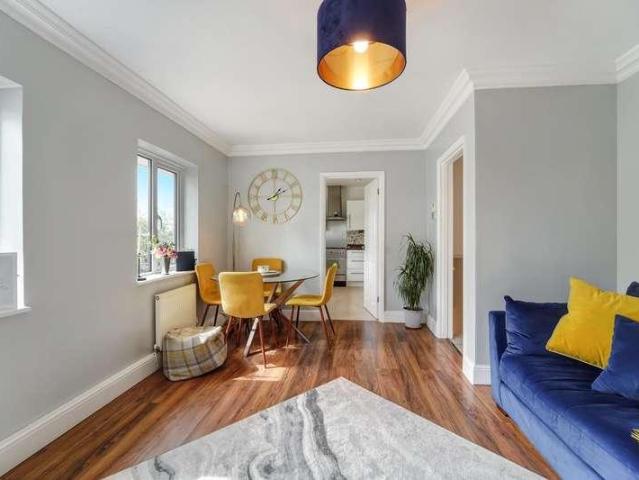 Flat for sale in Woodcote, Epsom