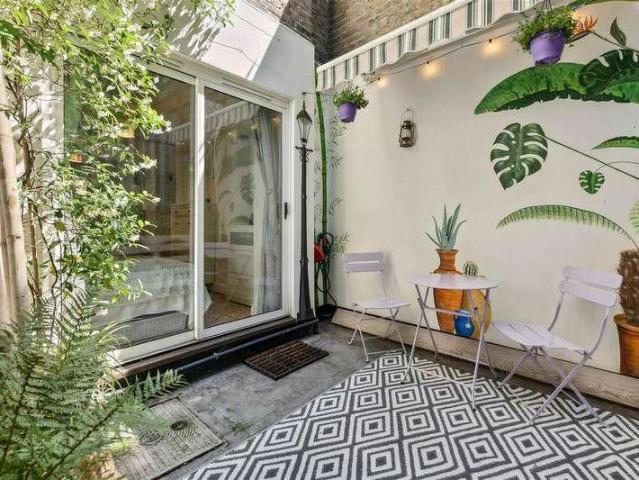 Flat for sale in West Kensington, Greater London