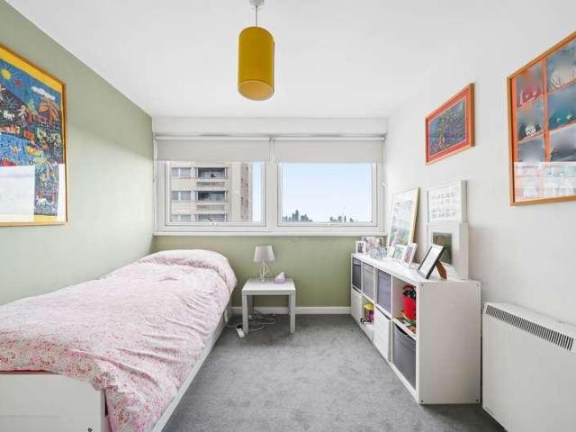 Flat for sale in Bromley-by-Bow, Bow