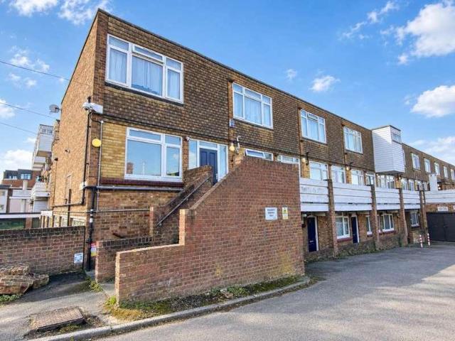 Flat for sale in Warley, Brentwood