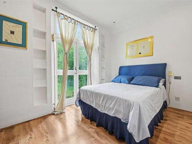 Flat for sale in Brondesbury, Greater London