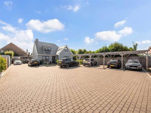 Flat for sale in Littlecote, West Sussex