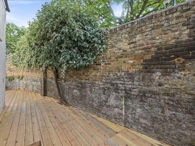 Flat for sale in Shepherd's Bush, Greater London