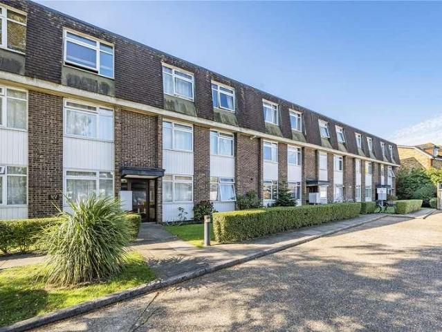Flat for sale in New Malden, Greater London