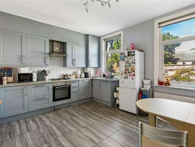 Flat for sale in Furzedown, Greater London