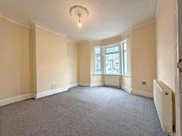 Flat for sale in Canning Town, Greater London