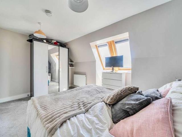 Flat for sale in Hackbridge, Greater London