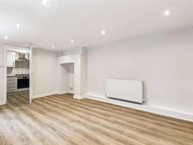 Flat for sale in Balham, Greater London