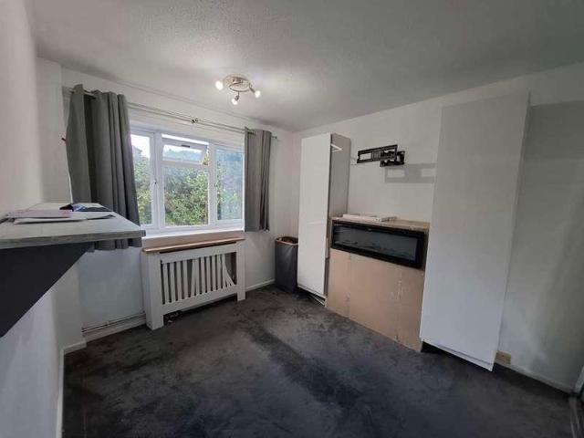 Flat for sale in Oxted, Hillview
