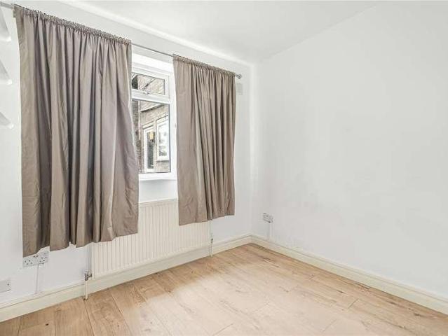 Flat for sale in Elstree and Borehamwood, Elstree