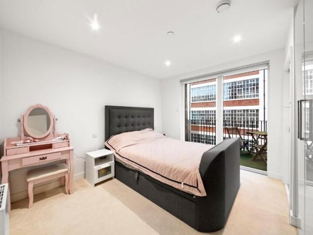 Flat for sale in Hayes, Greater London