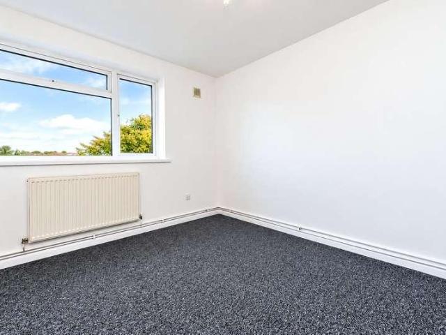 Flat for sale in Rainham, Greater London