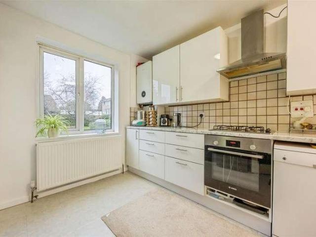 Flat for sale in London Borough of Croydon, Addiscombe