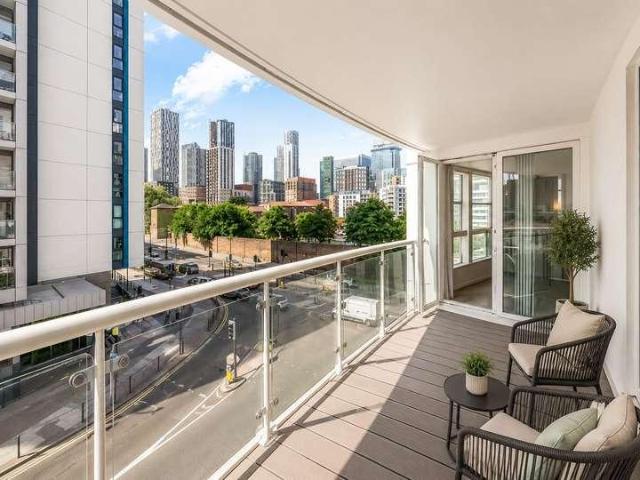 Flat for sale in Greenwich Peninsula, Greater London
