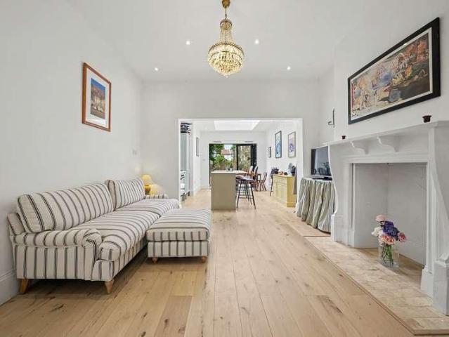 Flat for sale in Harringay, Greater London