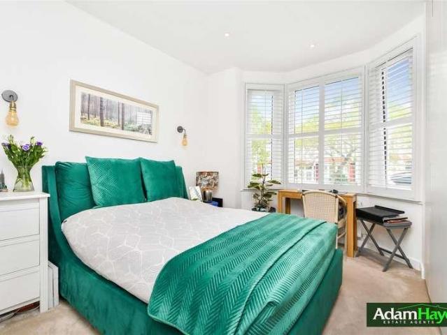 Flat for sale in North Finchley, Greater London