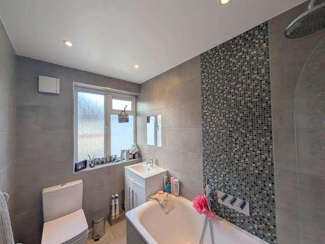 Flat for sale in London Borough of Hounslow, Feltham