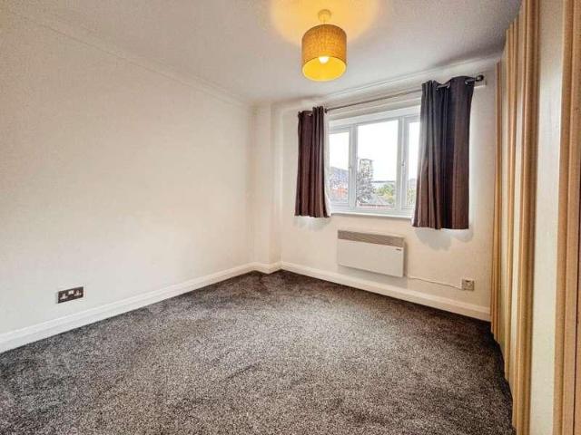 Flat for sale in Salford Quays, Salford