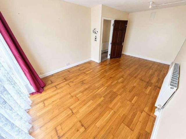 Flat for sale in London Borough of Ealing, Greater London