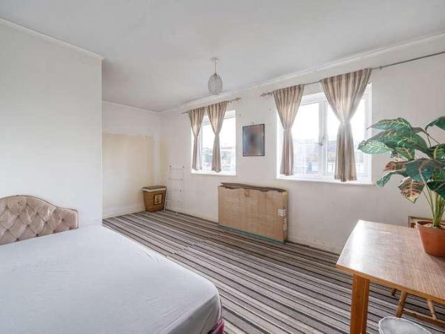 Flat for sale in Gloucester, Gloucestershire