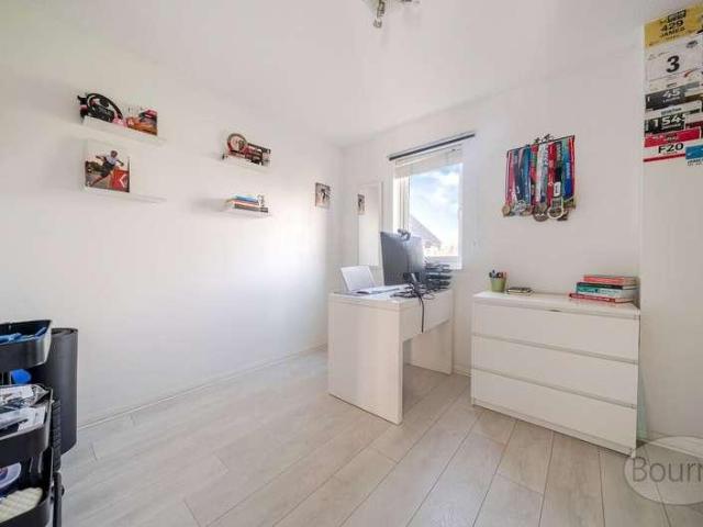 Flat for sale in Slyfield, Westborough