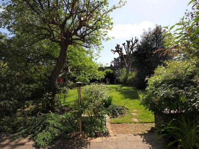 Flat for sale in London Borough of Ealing, Park Royal