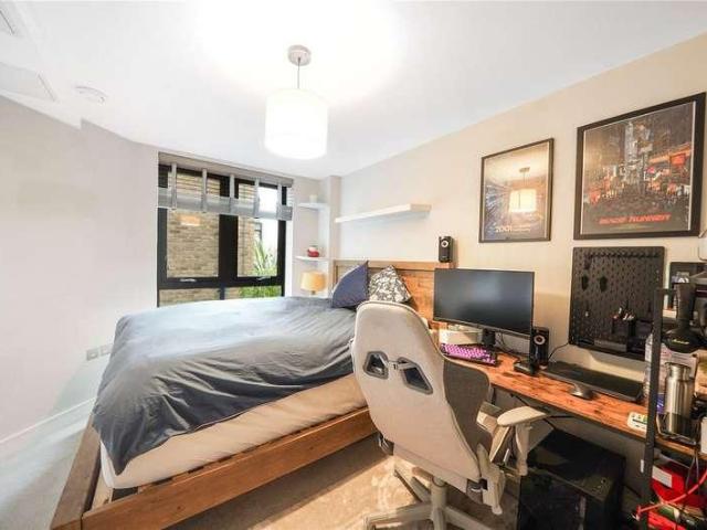 Flat for sale in Peckham, Greater London