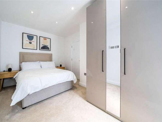 Flat for sale in London Borough of Ealing, Greater London