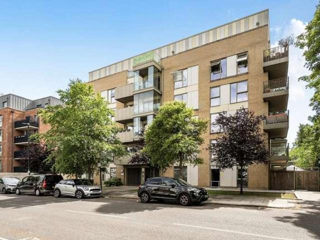 Flat for sale in Holloway, Greater London