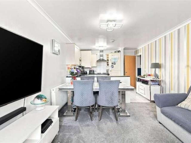 Flat for sale in Barling, Essex