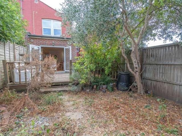 Flat for sale in Bowes Park, Greater London
