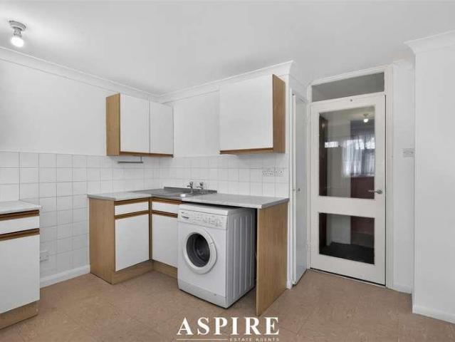 Flat for sale in Vange, Essex