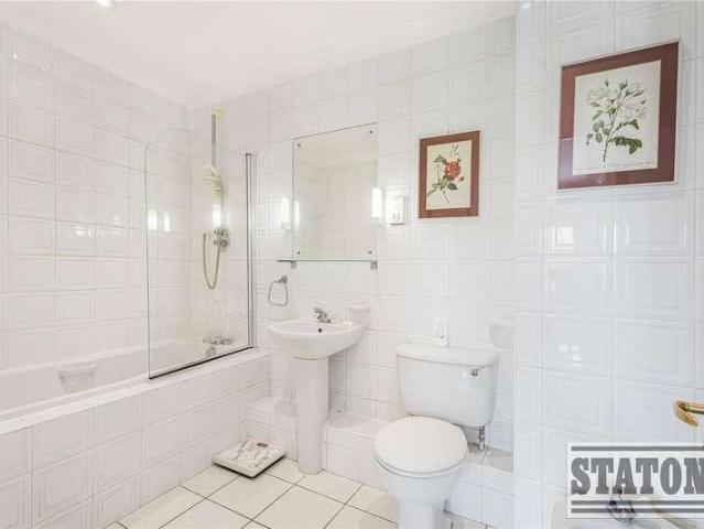 Flat for sale in Oakleigh Park, Greater London