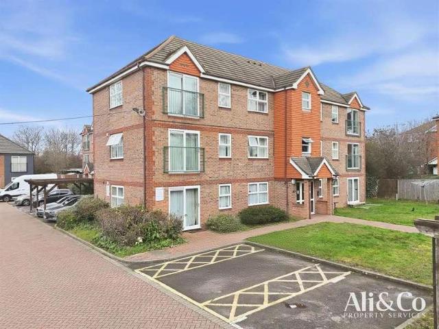 Flat for sale in Grays, Essex