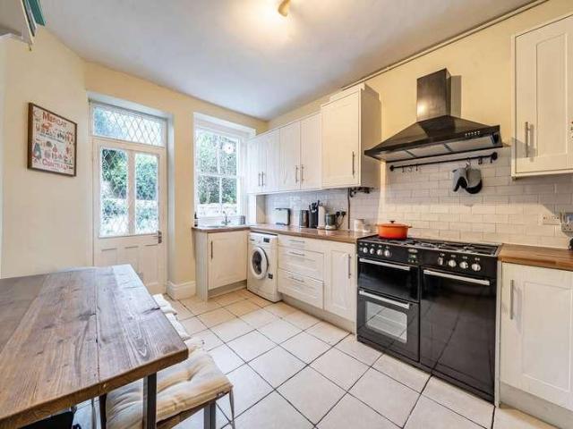 Flat for sale in Shepherd's Bush, Greater London