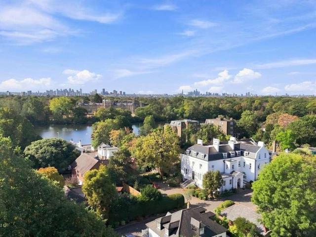 Flat for sale in Snaresbrook, Greater London