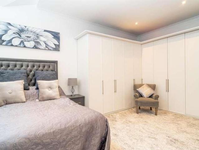 Flat for sale in St Albans, Frogmore