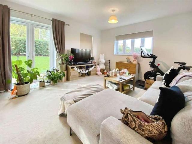 Flat for sale in Emmbrook, Wokingham