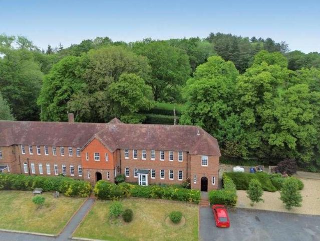 Flat for sale in Fole, Surrey