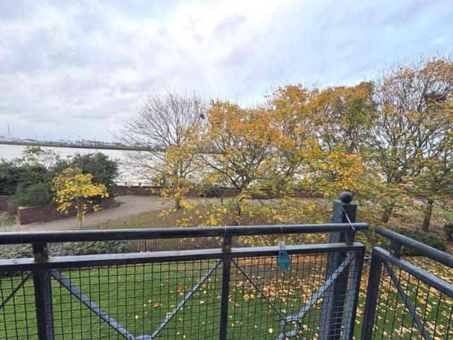 Flat for sale in Thamesmead, Greater London