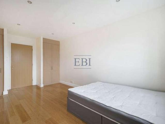 Flat for sale in Isle Of Dogs, Greater London
