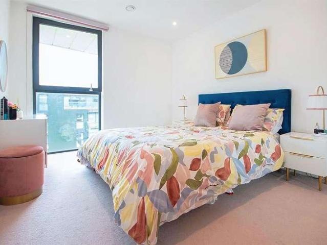 Flat for sale in East Greenwich, Greater London