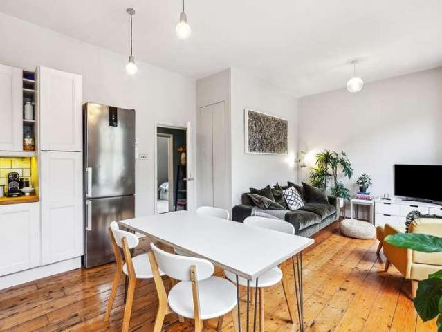Flat for sale in Brownswood Park, Stoke Newington
